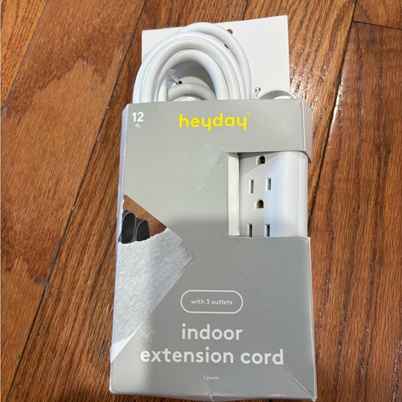 heyday Other - 12' 3-Outlet Indoor Extension Cord White
- heyday™: Flat Plug, 16 AWG,